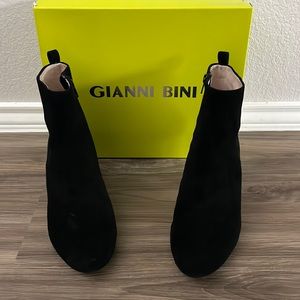 Like new suede Gianni Bini ankle boots. Jaydennn style.